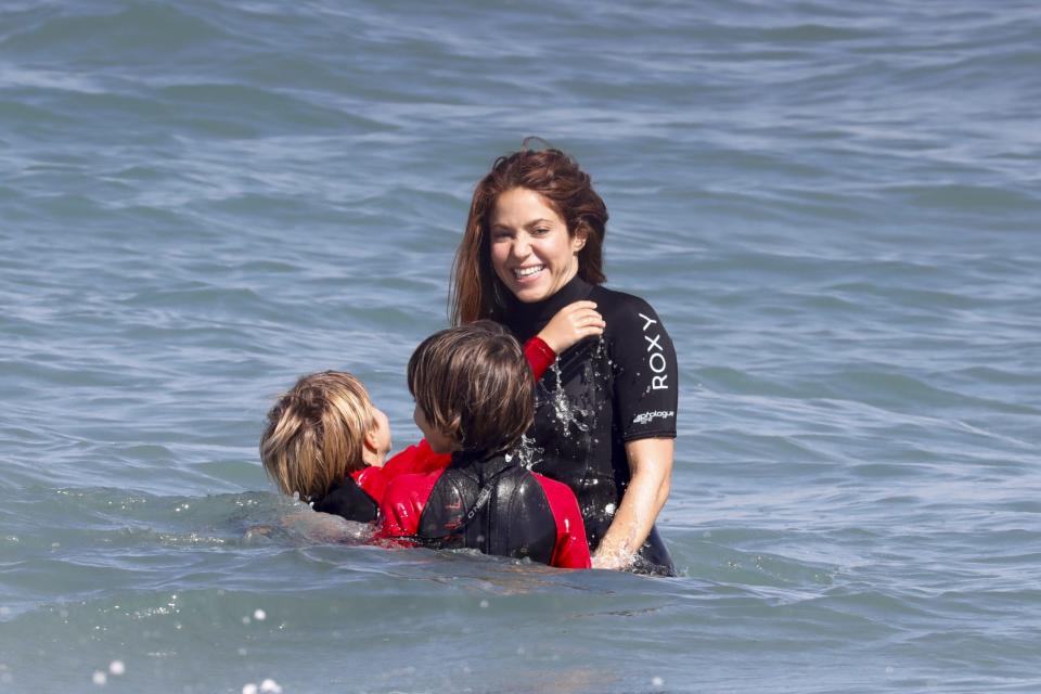 Shakira y sus hijos practican el surf. ¡Míralos!