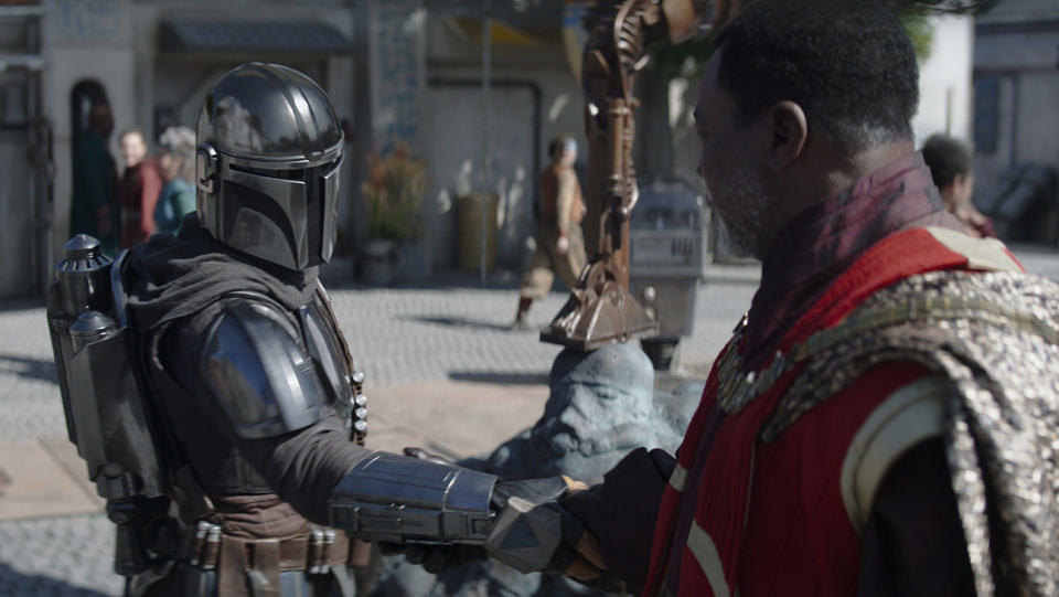 (L-R): Grogu, Din Djarin (Pedro Pascal) and Greef Karga (Carl Weathers) in Lucasfilm's THE MANDALORIAN