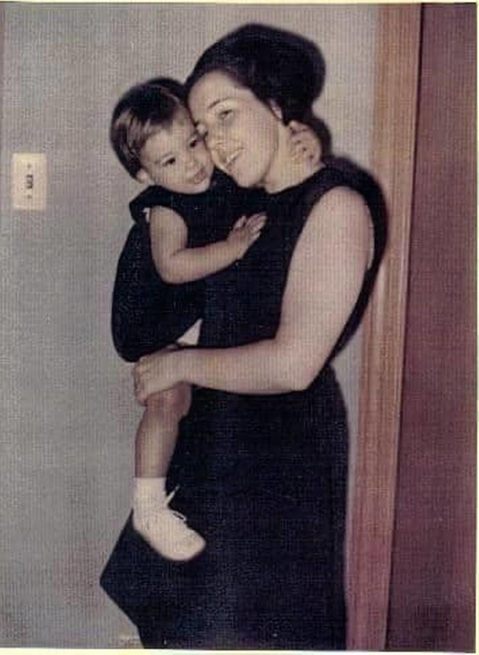 Una foto de 1964 de Ann Murray, que ha representado al Distrito 1 en la Junta Escolar de Broward desde 2008, abraza a su hija, Marie Murray Martin, una candidata que compite para sustituir a su madre.