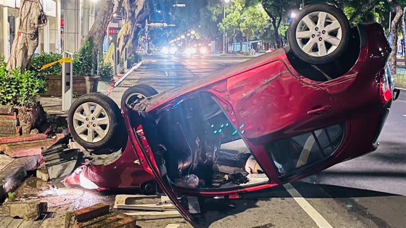 梁女酒後駕車自撞花檯，其他駕駛的紅色小客車翻覆。（圖／翻攝畫面）