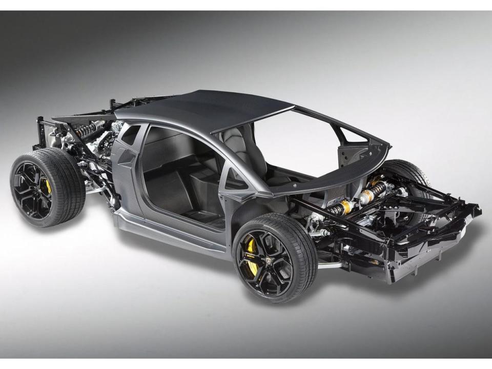 碳纖維全單體車艙在整體結構上，將車室骨架與車頂集成為單一零件，能確保極其出色的車身剛性。