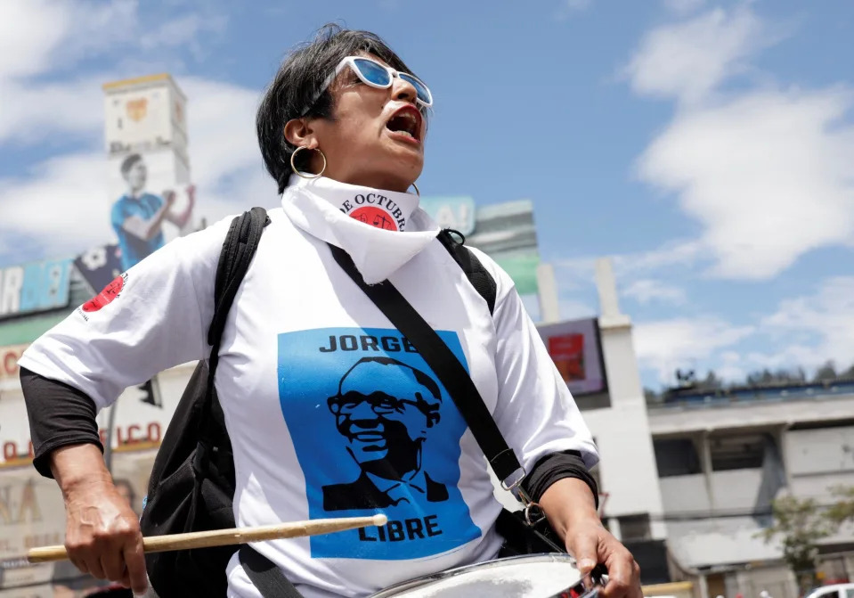 Una mujer protesta por la libertad de Jorge Glas,