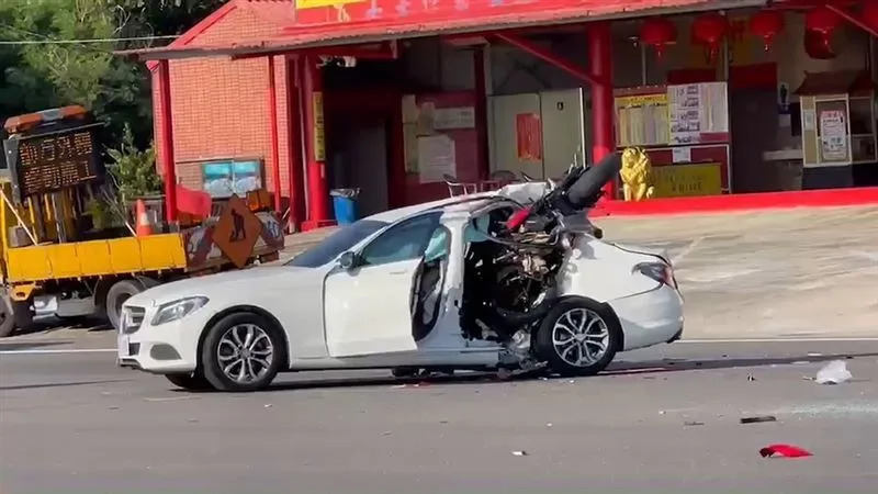 重機直接插進賓士車，整起車禍釀成1死2傷。（圖／翻攝畫面）