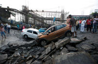 <p>In Kalkutta ist eine 50 Jahre alte Brücke auf der Diamond Harbour Road eingestürzt. Die Behörden bestätigten den Tod einer Person bei dem Unglück, mindestens 25 Menschen wurden verletzt. (Bild: Reuters) </p>