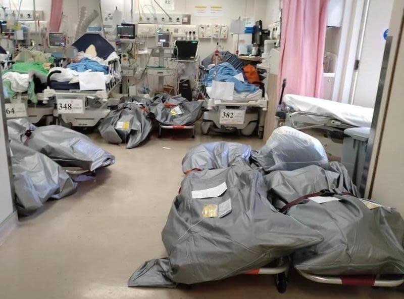 日前網路上流傳一張香港某醫院急診室中病人與屍袋被放在一起的畫面，後被證實是真的。（翻攝自網路）