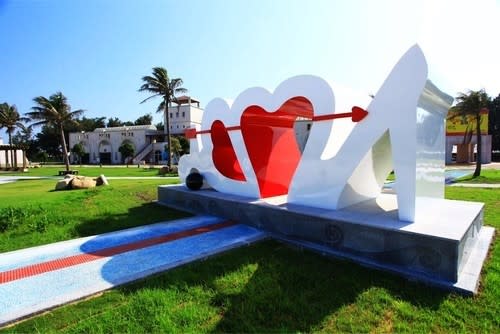 東石漁人碼頭的北回歸線地標象徵愛情的兩顆心   圖/嘉義文化觀光局