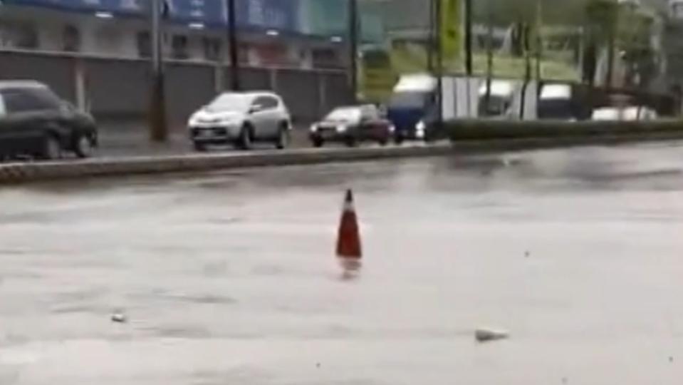 機車道積水深。(圖/爆廢公社)