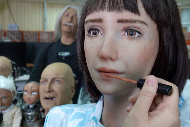 Se le pintan los labios a la robot humanoide Grace, desarrollada por Hanson Robotics, en el laboratorio de la compañía en Hong Kong