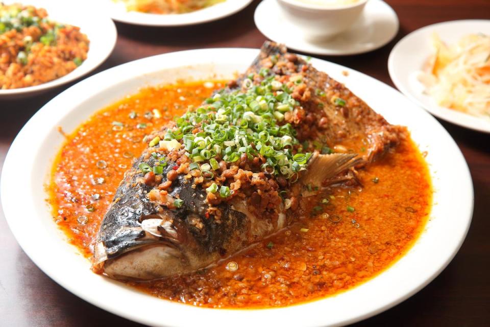 小米改良自四川菜之乾燒岩鯉，因台灣無岩鯉改為大頭鰱，多量鮮肉湯加調料，將魚燒至汁乾入味。（850元起跳／份）