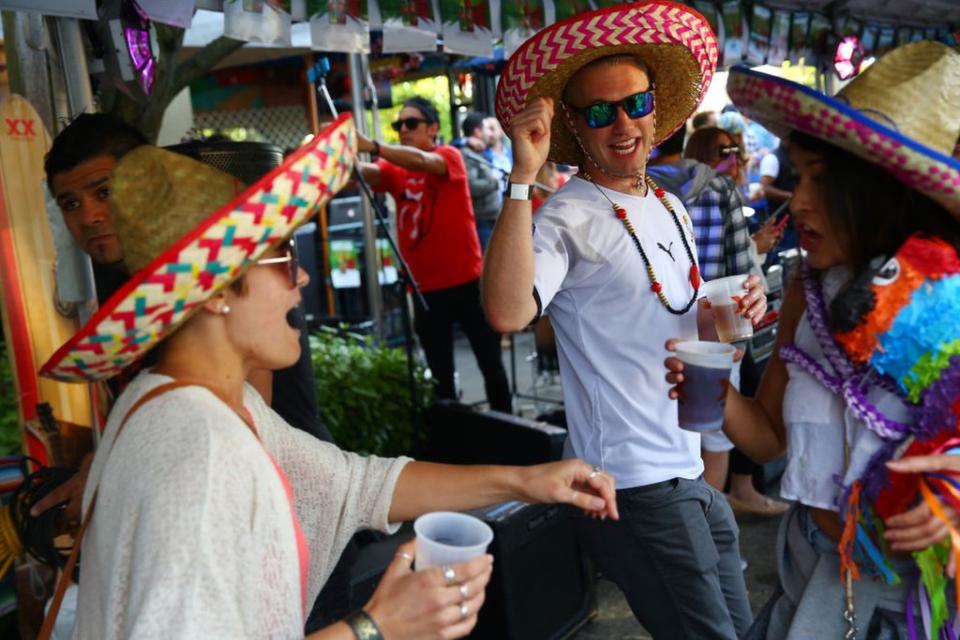 Tres personas celebrando el Cinco de Mayo