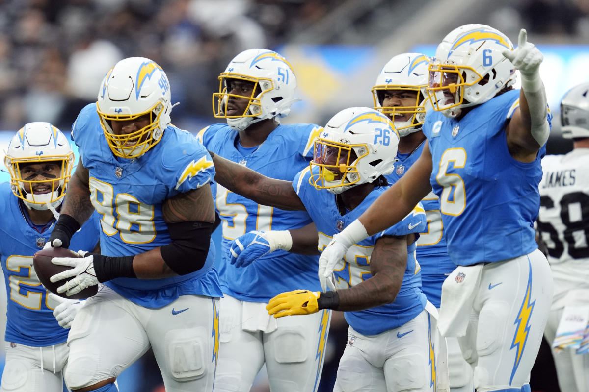 Chargers News: Bolts reportedly getting new uniforms, logo - Bolts