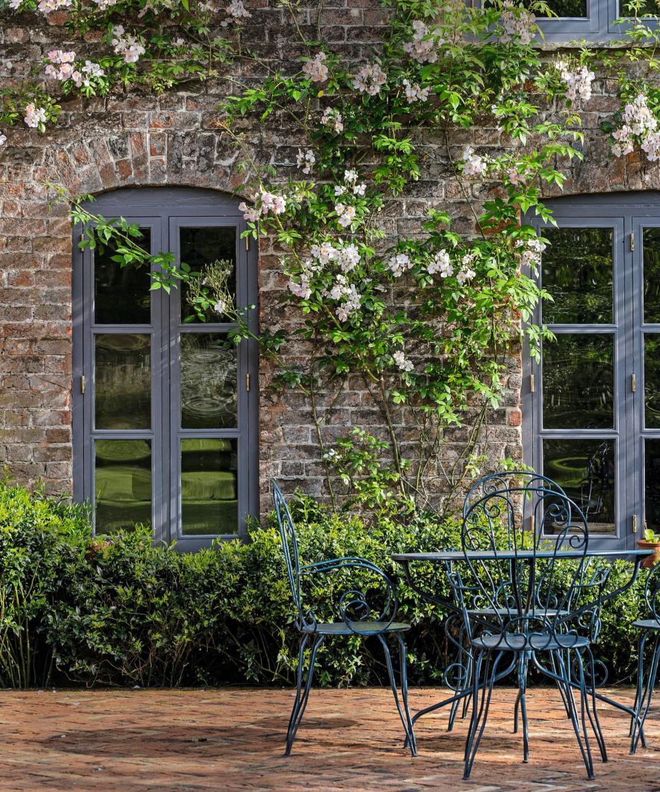 Terrace in brick with brick house behind