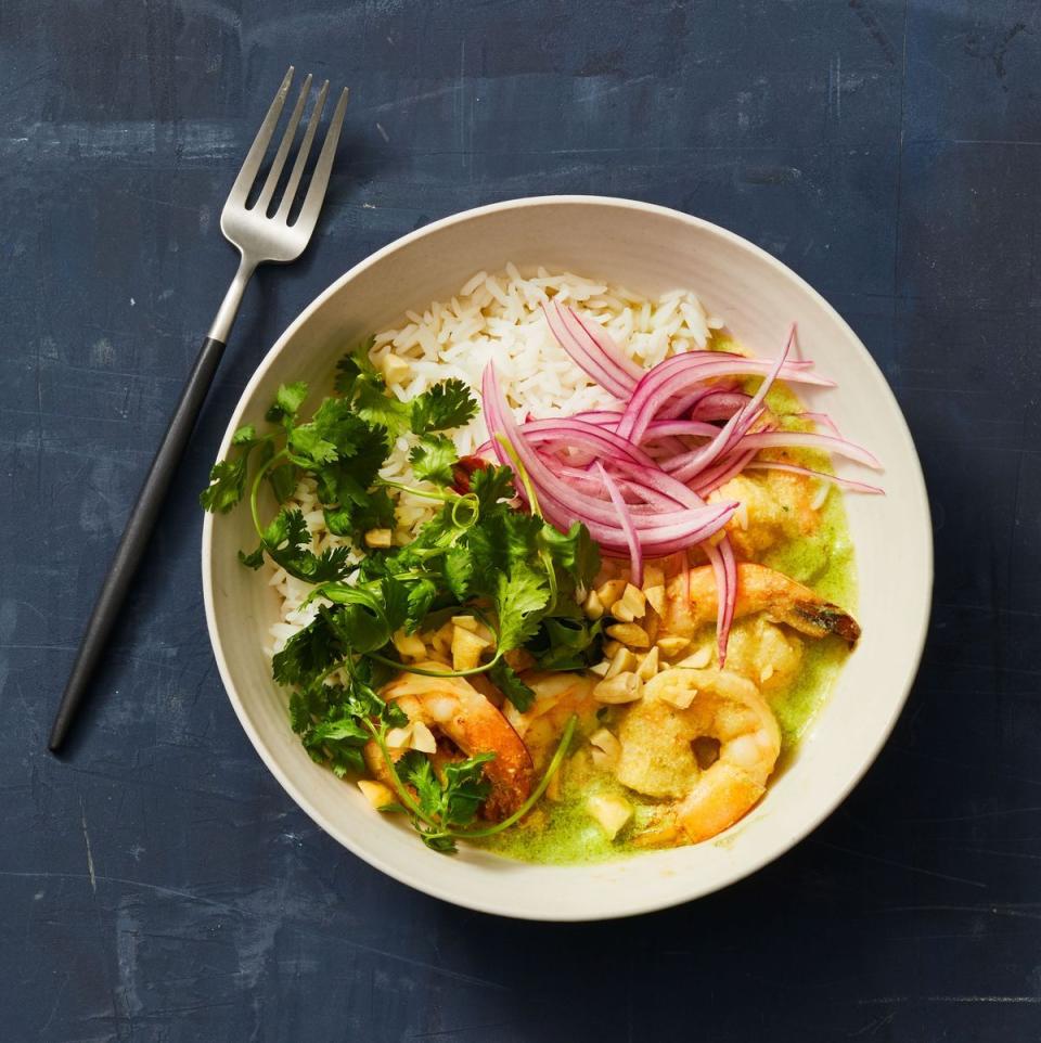 green curry shrimp with red onion, fresh cilantro, and white rice