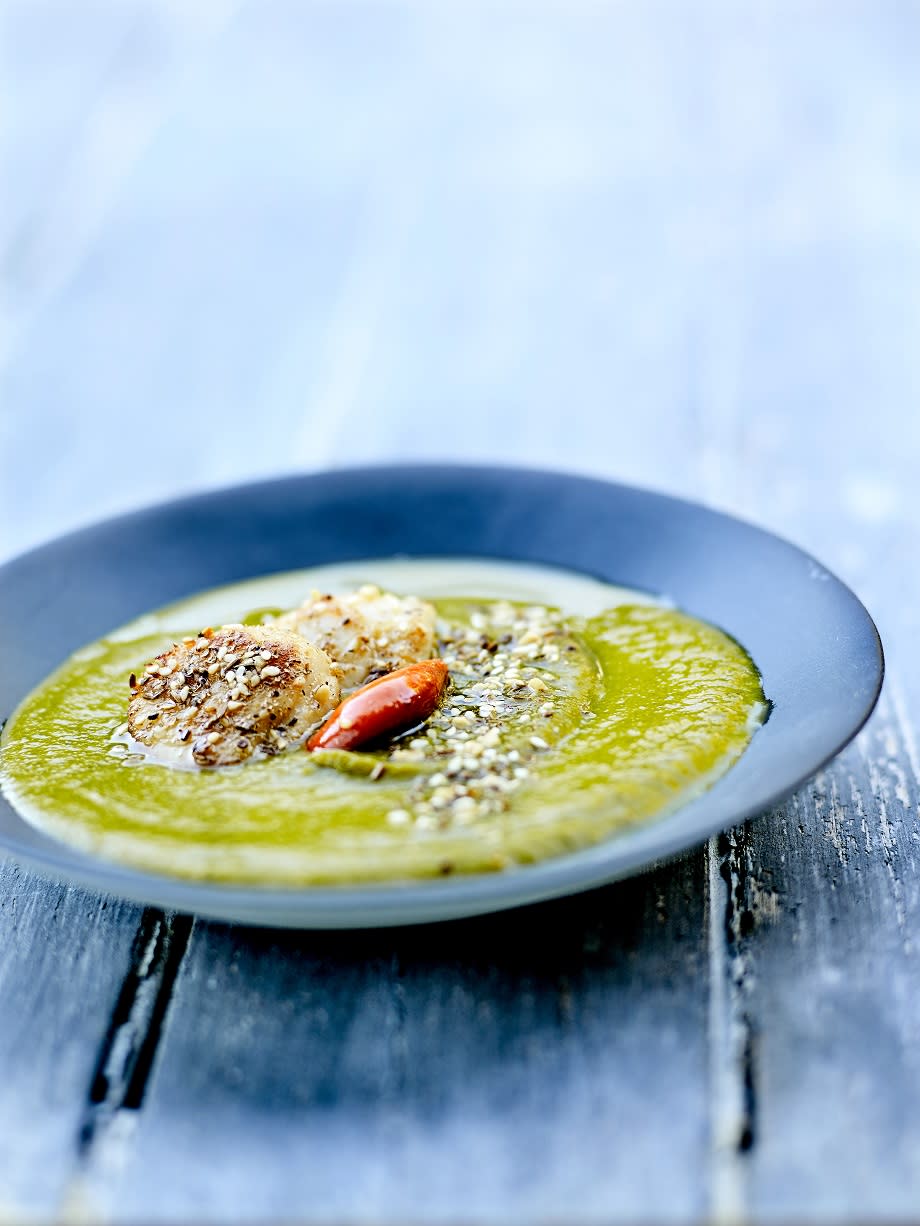 <p>La saint-jacques snackée, la touche chic de cette soupe.</p><p>Découvrez la recette de la <a href="https://www.elle.fr/Elle-a-Table/Recettes-de-cuisine/Creme-de-brocoli-et-poireaux-noix-de-saint-jacques-3407222" rel="nofollow noopener" target="_blank" data-ylk="slk:Crème de brocoli et poireaux, noix de saint jacques;elm:context_link;itc:0;sec:content-canvas" class="link "><b>Crème de brocoli et poireaux, noix de saint jacques</b></a></p><br>