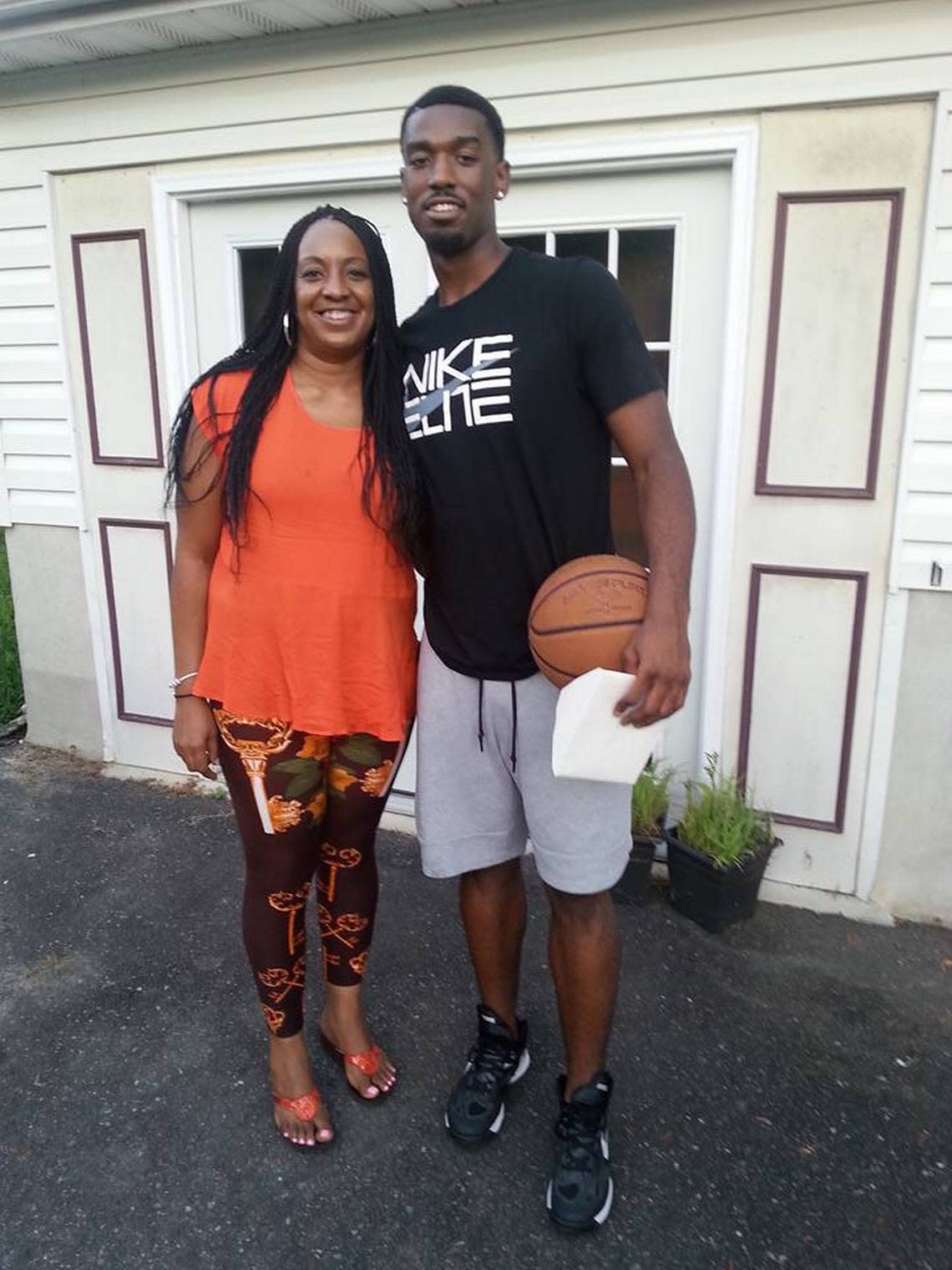 Rashard Kelly and his mother, Tammy, at their home in Fredericksburg, Va. following her cancer-free clearance in 2015.