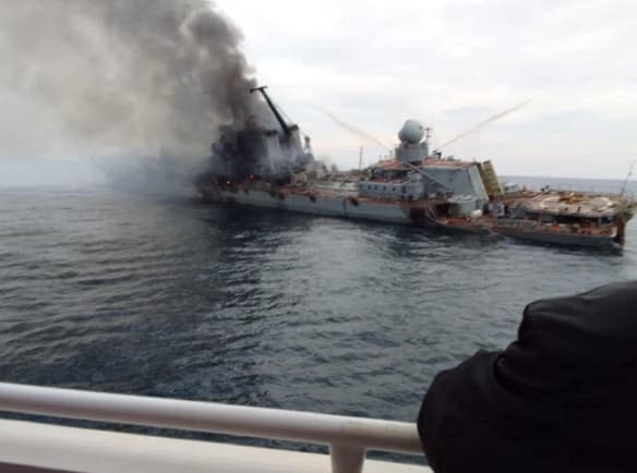 Le croiseur russe Moskva, photographié en flammes, avant de couleur dans la mer Noire jeudi 14 avril 2022 - BFMTV