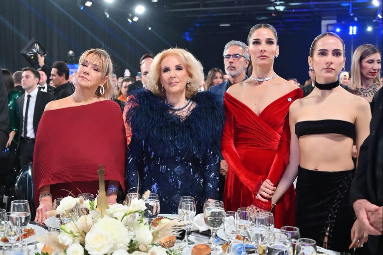 En una de las mesas principales, Mirtha Legrand y su familia siguieron de cerca la ceremonia de los premios que entrega Aptra