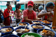 <p>A woman serves food in a shelter for Venezuelan migrants in Cucuta, Colombia, Aug. 8, 2018. (Photo: Luisa Gonzalez/Reuters) </p>