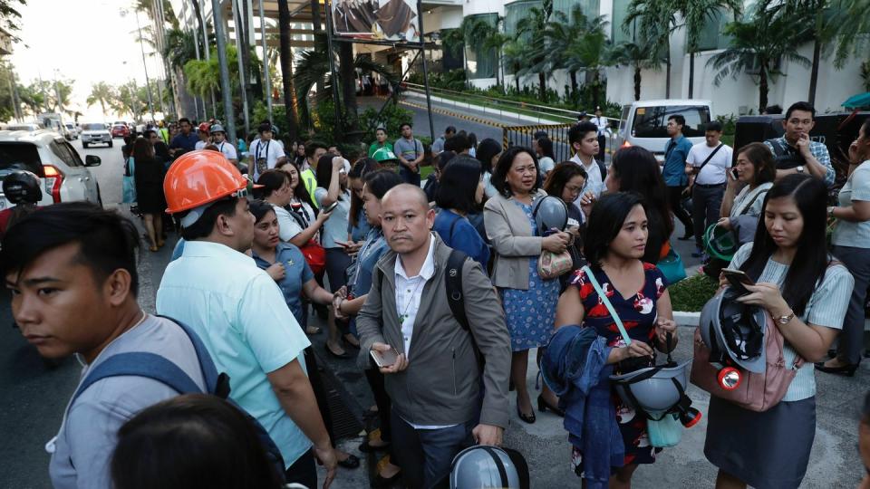 Das Beben war Berichten zufolge in der gesamten Großregion Metro Manila um die philippinische Hauptstadt herum zu spüren, wo Menschen aus Büros und Geschäftsgebäuden flohen. Foto: Aaron Favila/AP