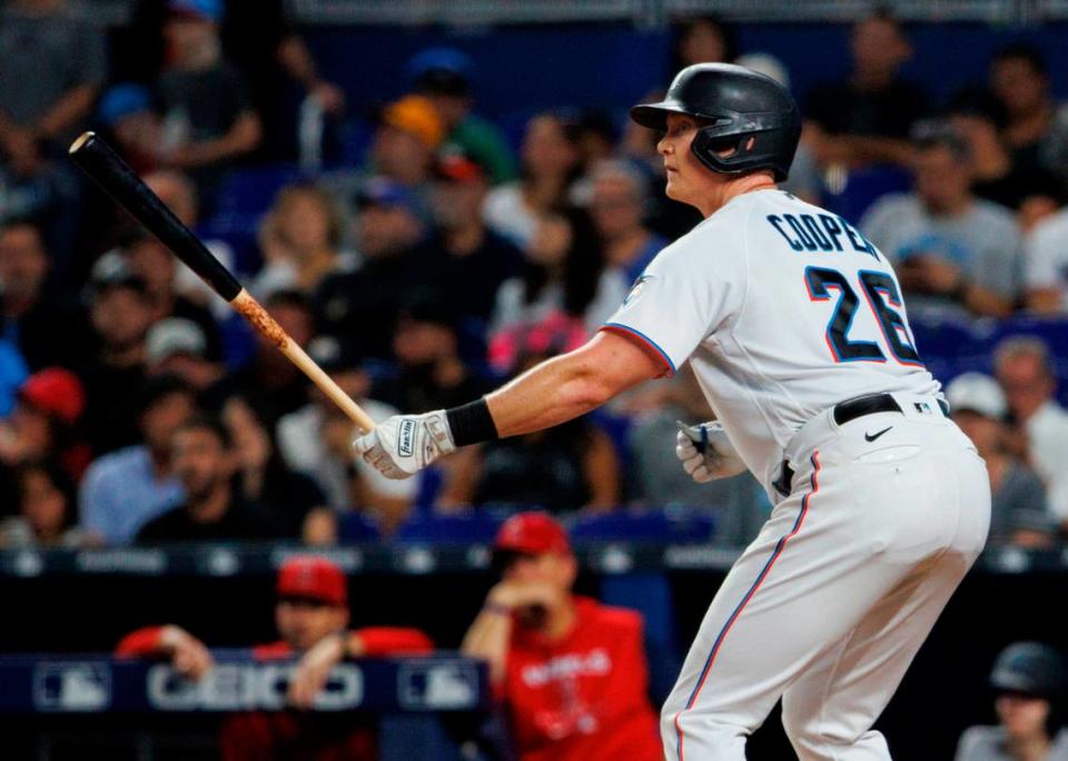 El primera base de los Marlins de Miami, Garrett Cooper (26), mira la pelota durante la segunda entrada de un partido de béisbol en el LoanDepot Park, el jueves 14 de julio de 2022, en Miami, Florida.