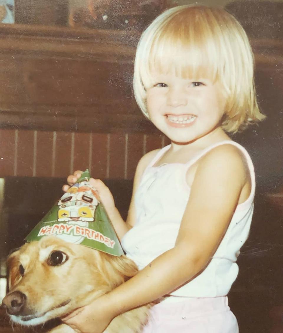 Wo hört Tierliebe auf? Wo fängt Tierquälerei an? Die Schauspielerin, die dieses Kinderfoto postete, gab selbst zu, dass sie schon in den 80-ern ihre Haustiere "begrapschte" ... (Bild: http:/www.instagram/kristenanniebell)