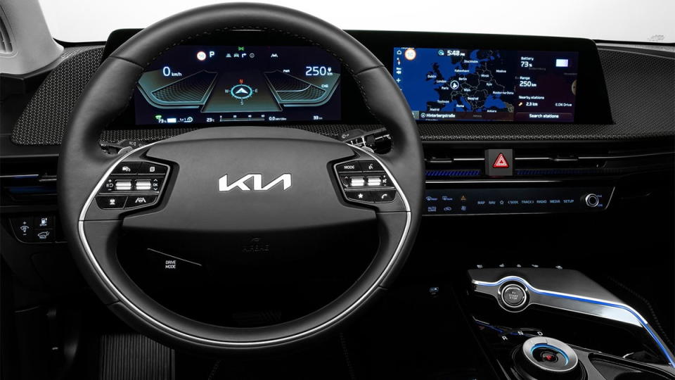 圖／2022 Kia EV6 Light標準版搭載雙12.3吋全景曲面顯示螢幕，搭配64色可調氣氛燈，同時支援Apple CarPlay與Android Auto，為駕駛帶來極致的沉浸式體驗。