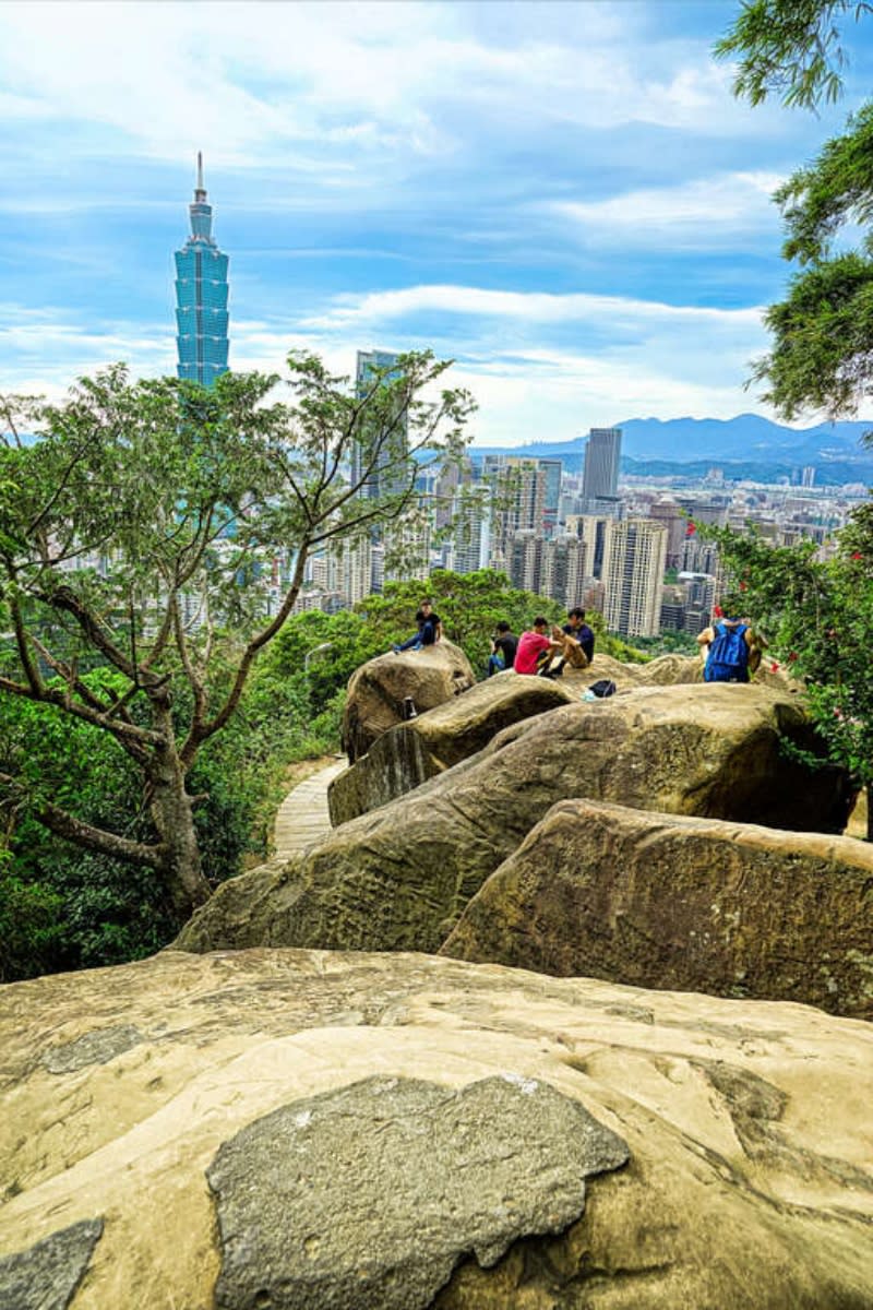 象山步道是台北的代表景點，可飽覽大台北城市風景。