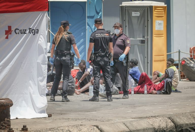 La policía española atiende a unos migrantes rescatados en el mar a su llegada al Puerto de los Cristianos, en la isla canaria de Tenerife, el 8 de mayo de 2024 (Desirée Martín)