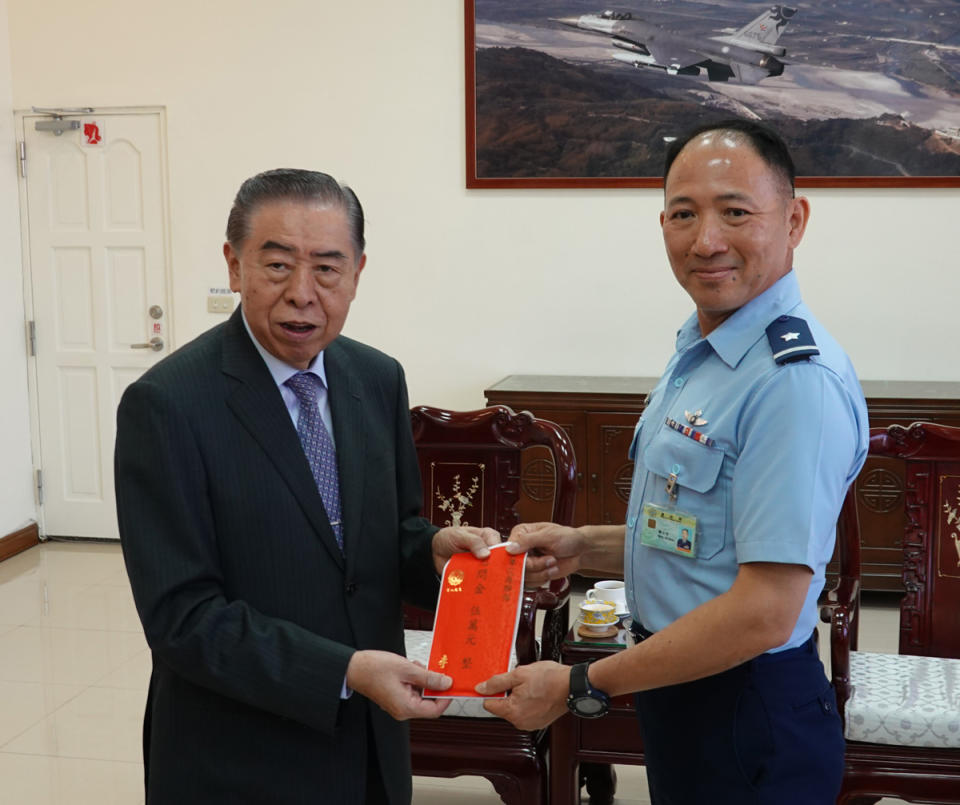 軍友社理事長李棟樑26日前往空軍花蓮基地敬軍慰問，致贈聯隊慰問金。（羅廣仁攝）       