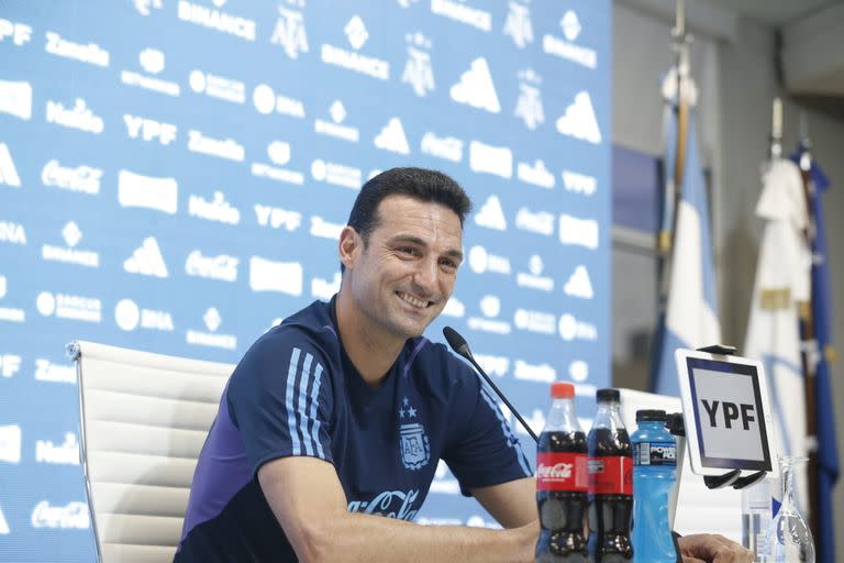 Lionel Scaloni dio una conferencia de prensa distendida y se mostró agradecido por el cariño 