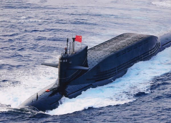 解放軍09Ⅳ戰略核潛艦帶有巡航導彈垂直發射管，為搭載「巨浪-2」型潛射洲際彈道飛彈，造就特殊的「龜背」設計。 圖：翻攝新浪軍事(資料照片)