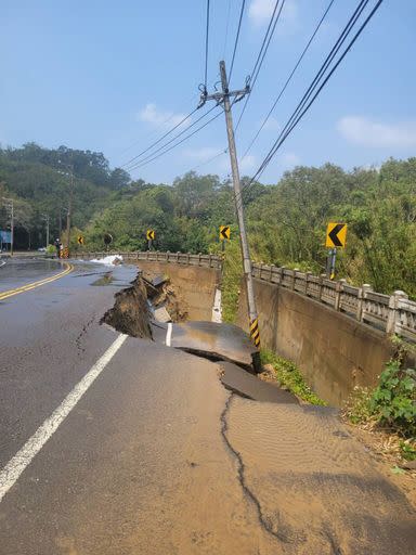 新竹縣寶山鄉寶山路1段一處道路12日中午發生寶山第二水庫至淨水場的輸水管線爆裂，導致柏油路面裂開、下陷及電線桿倒塌。（寶山鄉長邱振瑋提供）