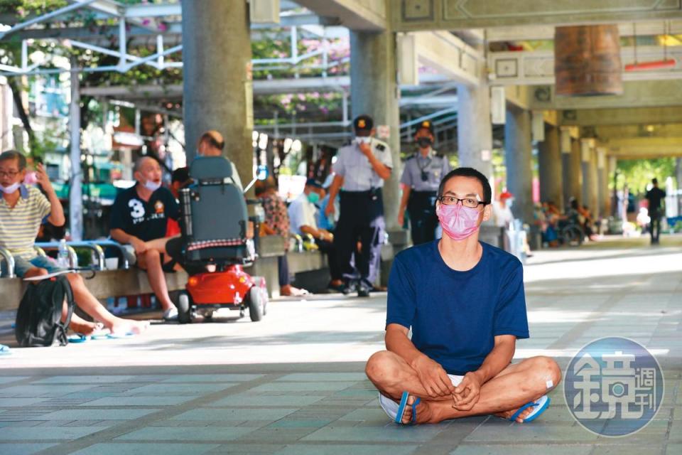 阿翰和艋舺公園的街友們有某種共生關係，自身經歷辛苦的他，很理解人之所以成為無家者，總有他的曲折。