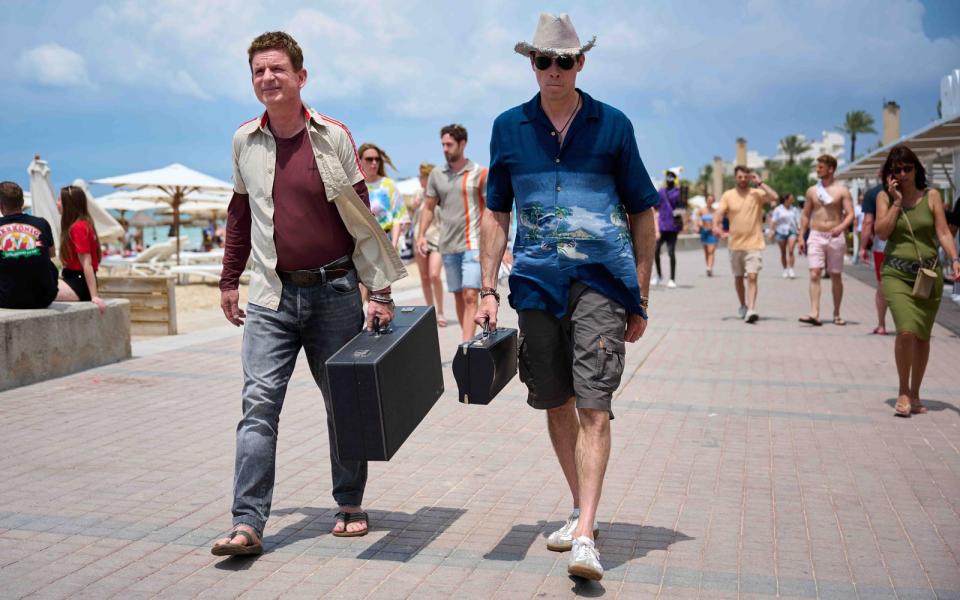 Torben (Marc Hosemann, rechts) und der Peter (Heinz Strunk) wollen als Musiker auf Mallorca durchstarten. (Bild: Prime Video/Pep Bonet/Juan Monserrat)