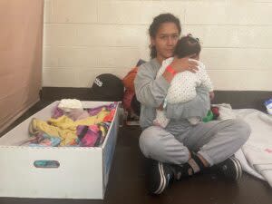  Karina Parababire, 17, with her three-month-old daughter, Avis, waiting for a bus ride to Chicago. (Ariana Figueroa/ States Newsroom)