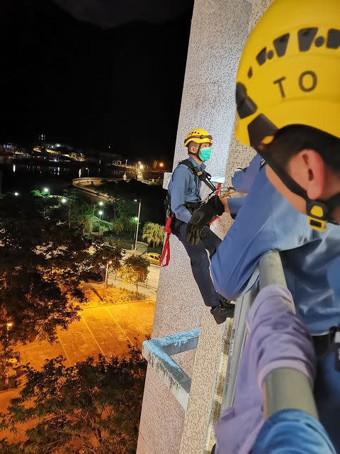 消防員遊繩外牆救貓，但貓貓受驚直墮地面，之後跳走。