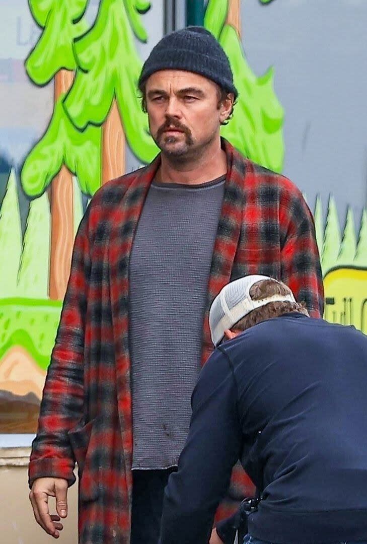 Leonardo Dicaprio fue fotografiado en el set de la nueva película de Paul Thomas Anderson conocida como “BC Project”. El actor, que en el film interpreta a un hombre sin hogar, fue sorprendido mientras filmaba una escena en la que se lo ve corriendo hacia un teléfono público fuera de un mercado local