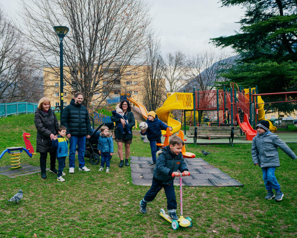 La familia Baldo en su casa de Bolzano, Italia, el 8 de marzo de 2024. (Davide Monteleone/The New York Times)