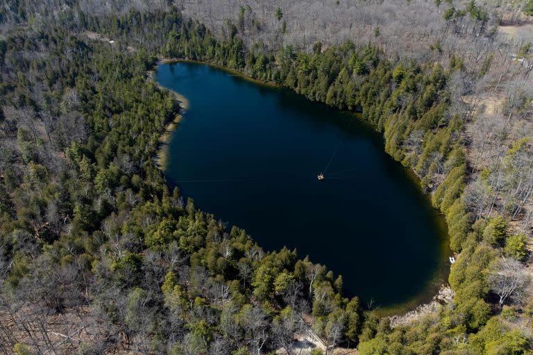 Vista aérea del lago Crawford mientras un equipo formado por científicos de la Universidad de Carleton y la Universidad de Brock recogen muestras de capas de sedimentos del fondo