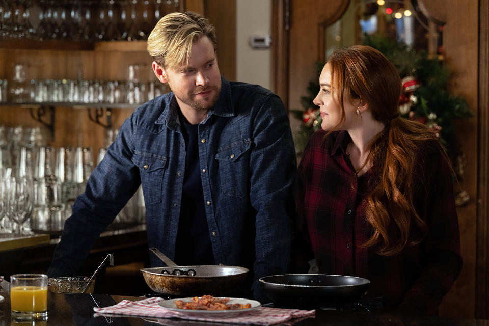 Falling For Christmas. (L to R) Chord Overstreet as Jake, Lindsay Lohan as Sierra in Falling for Christmas. (Scott Everett White / Netflix)