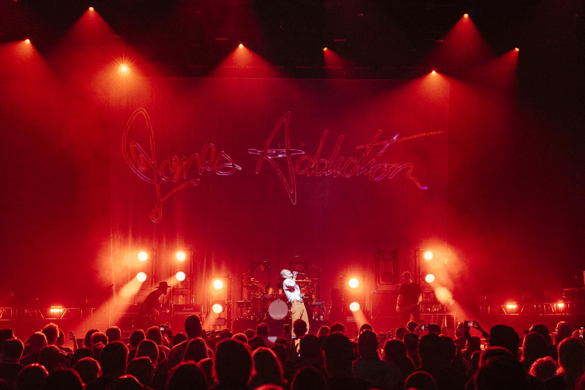 Jane’s Addiction concert ends abruptly after Perry Farrell punches Dave Navarro and is pushed off the stage by the crew