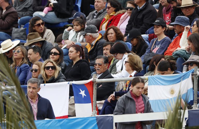 Las banderas argentinas se entremezclan con las chilenas en las tribunas