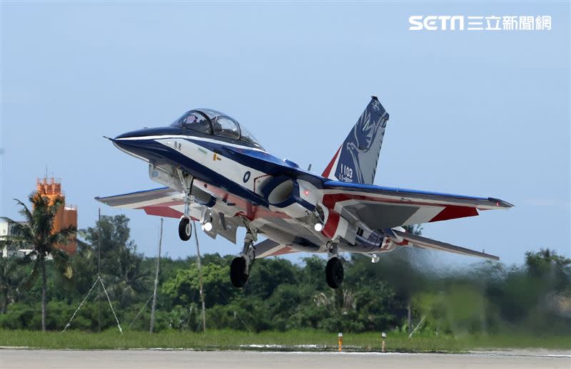 空軍官校飛行戰鬥組畢業學官之F-5E/F型戰機換裝訓練。（圖／記者邱榮吉攝影）