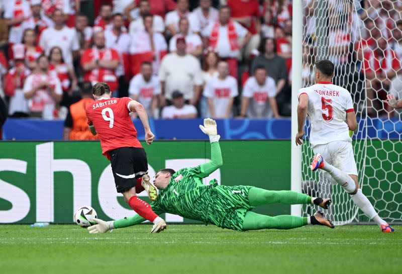 El arquero polaco Wojciech Szczesny comete penal contra el austriaco Marcel Sabitzer en un partido por el Grupo D de la Eurocopa 2024