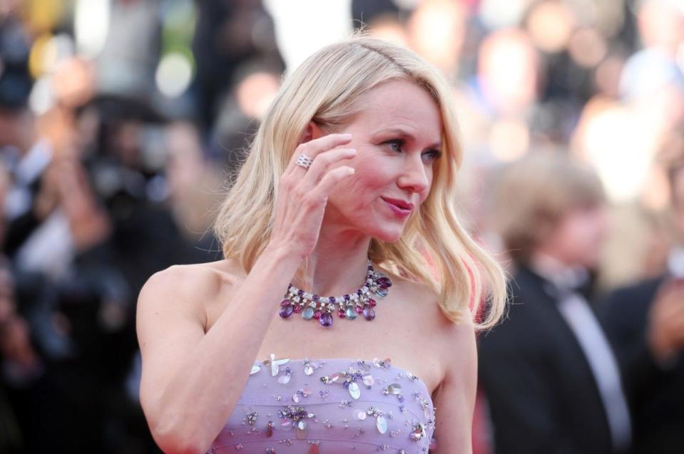 Naomi Watts portait un collier de la dernière collection Haute Joaillerie Bulgari “Italian Extravaganza”, une paire de puces d'oreilles Haute Joaillerie, et une bague Serpenti. 