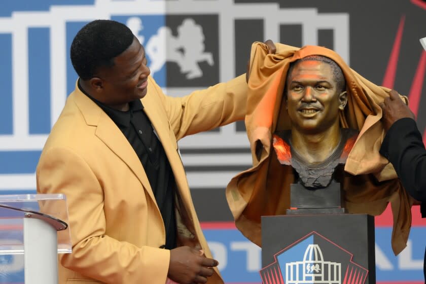 El exjugador de la NFL Leroy Butler devela su busto durante su incorporación al Salón de la Fama del Fútbol Americano Profesional, sábado 6 de agosto de 2022 en Canton, Ohio (AP Foto/David Richard)