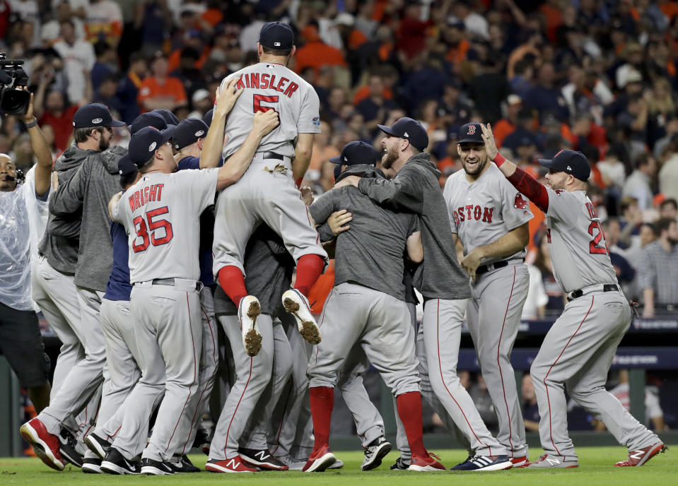 Los Medias Rojas de Boston festejan luego de ganar la Serie de Campeonato de la Liga Americana ante los Astros de Houston, el jueves 18 de octubre de 2018 (AP Foto/David J. Phillip)