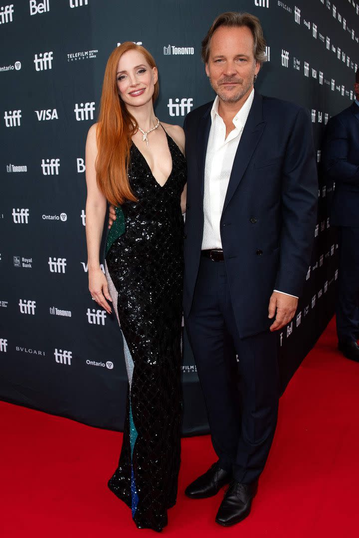 Jessica Chastain junto al actor Peter Sarsgaard, también protagonista de Memory. Mientras él eligió la formalidad de un traje sin corbata, ella brilló con un vestido negro que combinó recortes en verde, plateado, turquesa y azul