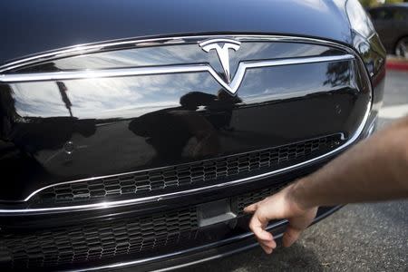 The radar technology of a Tesla Model S containing Autopilot features is pointed out during a Tesla event in Palo Alto, California October 14, 2015. REUTERS/Beck Diefenbach