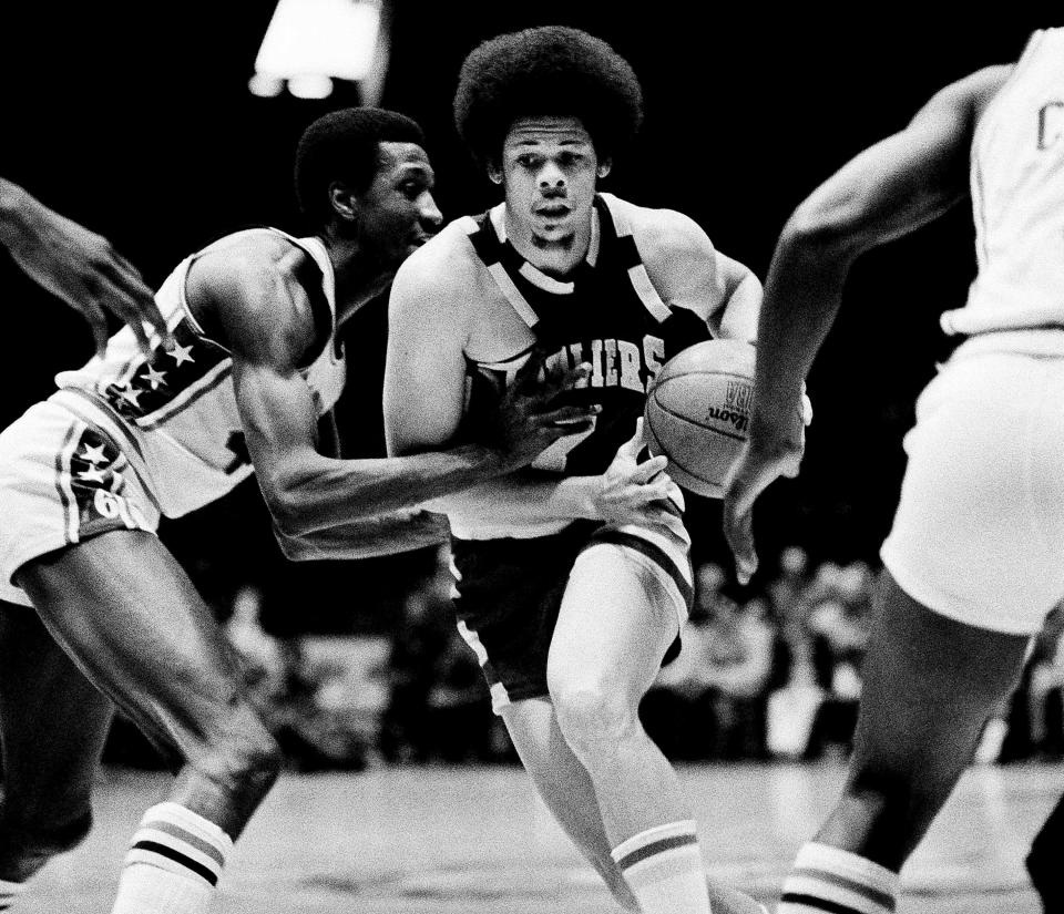 Philadelphia 76ers forward Harvey Catchings, left, tries to slow down Cleveland Cavaliers guard Bobby "Bingo" Smith, who tries to drive to the basket during the first quarter at Philadelphia, Jan. 3, 1976.